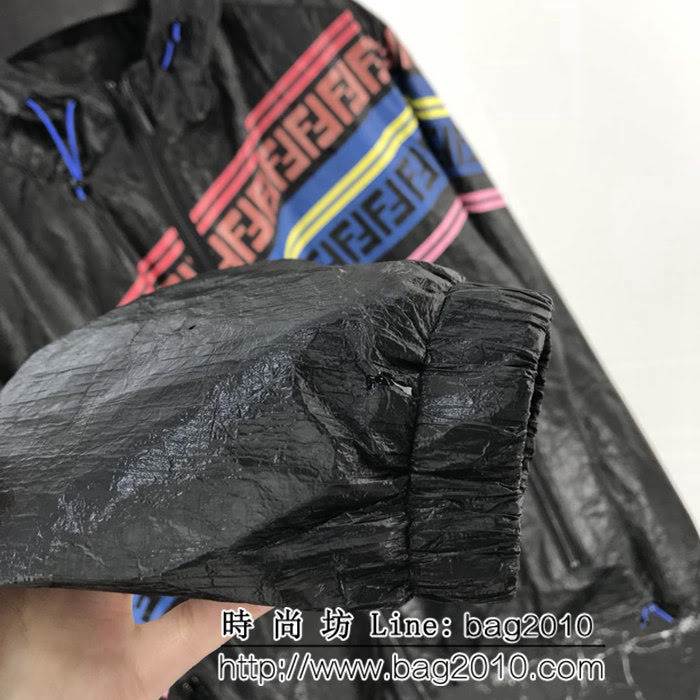 FENDI芬迪 系列款 19ss春季斜杠印花 定制科技折痕面料 男款風衣外套 ydi2499